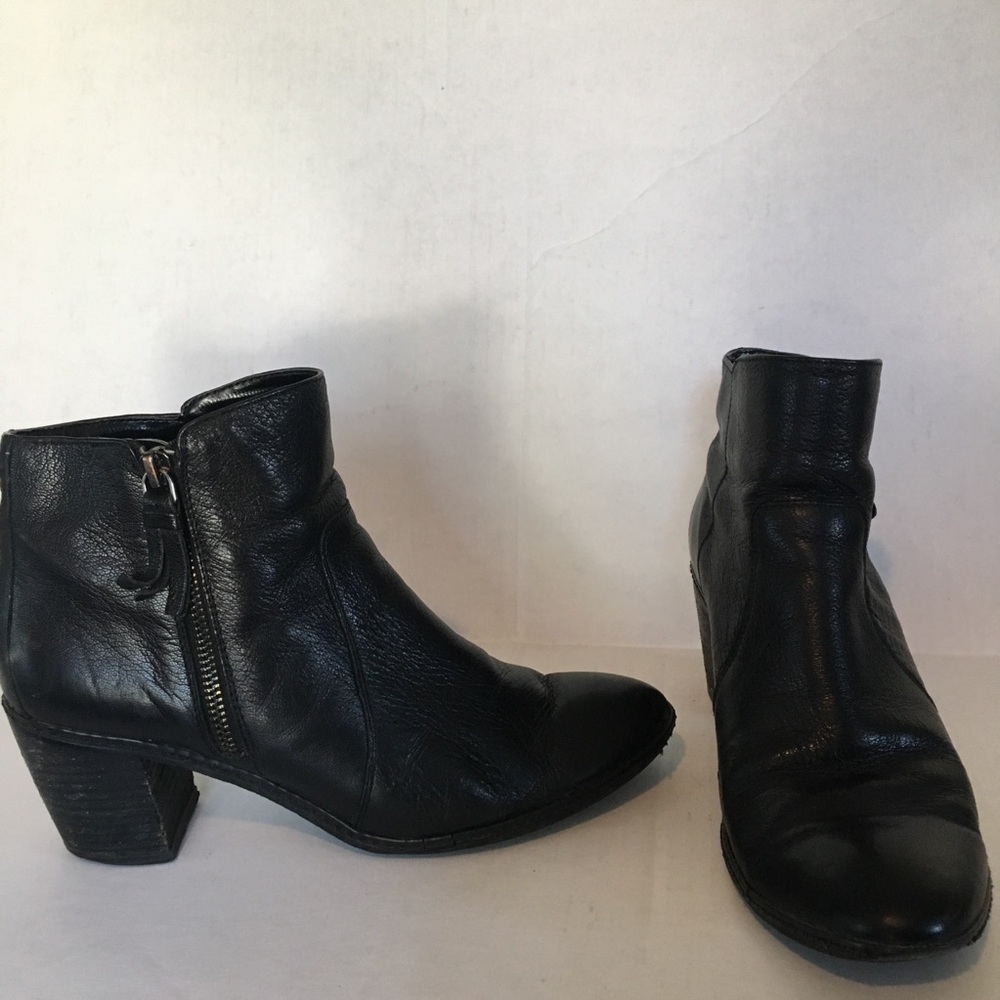 Anne Klein Bristle black ankle boots. Size 8